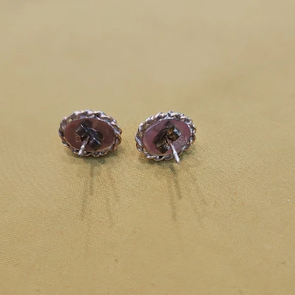 Vintage opal stud earrings set in 9 CT gold with a rope or "florette" border. - Picture 2 of 9
